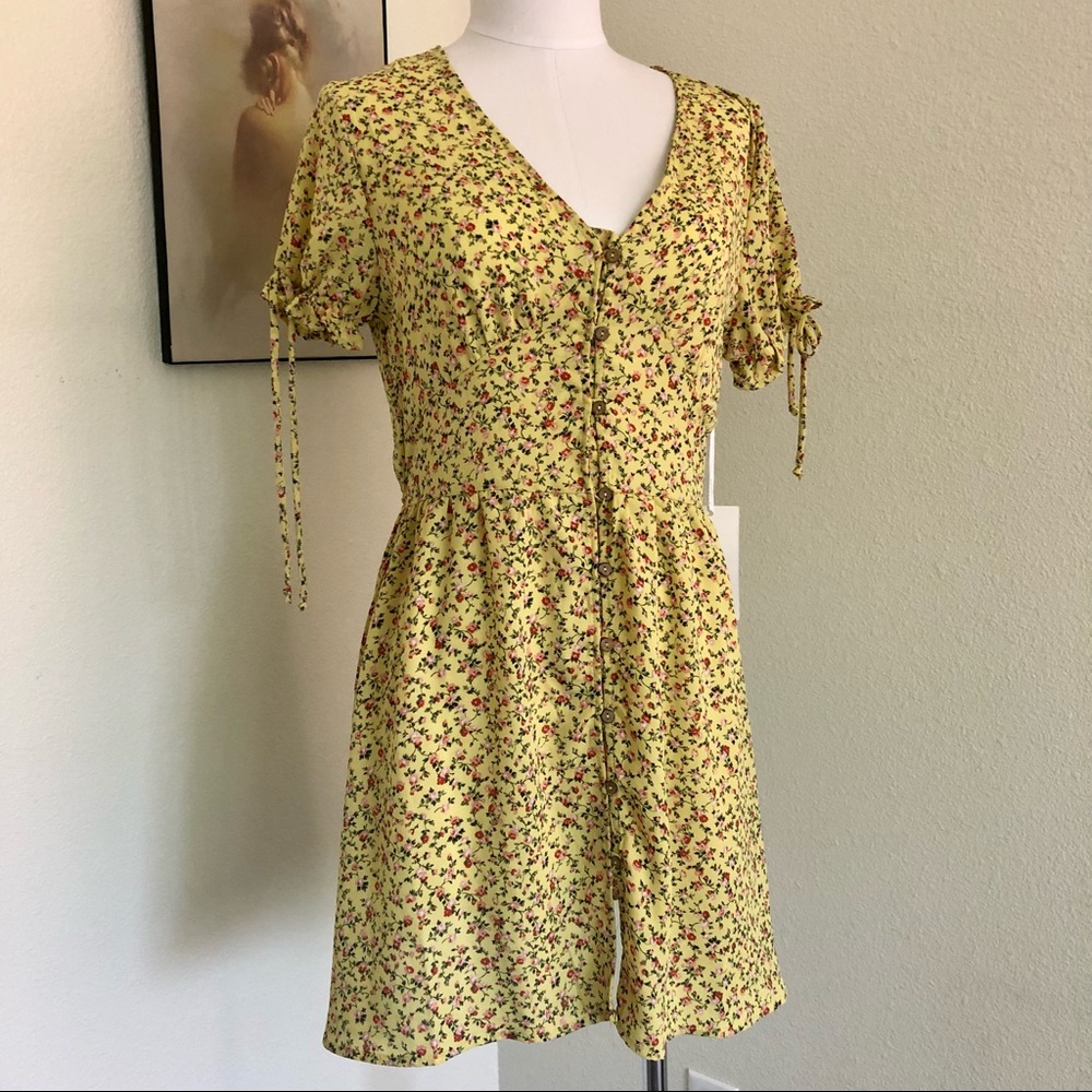 NWT Summer Yellow Flower Dress, by purple snow. Size M🤩